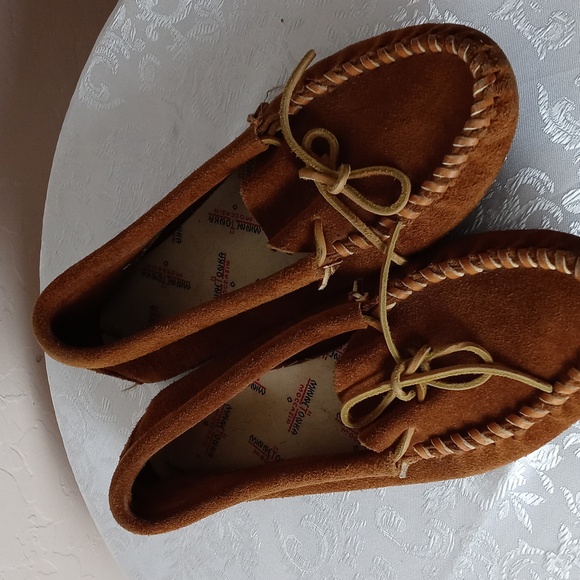 Minnetonka Brown Suede Moccasins with Bow - Picture 5 of 7